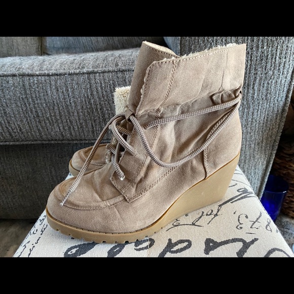 Women’s BKE boots - Picture 2 of 3